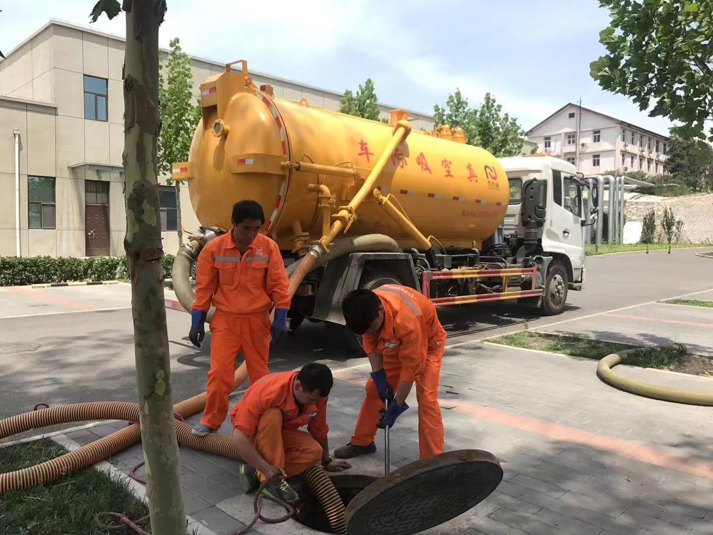 芦淞管道疏通车停在窨井附近