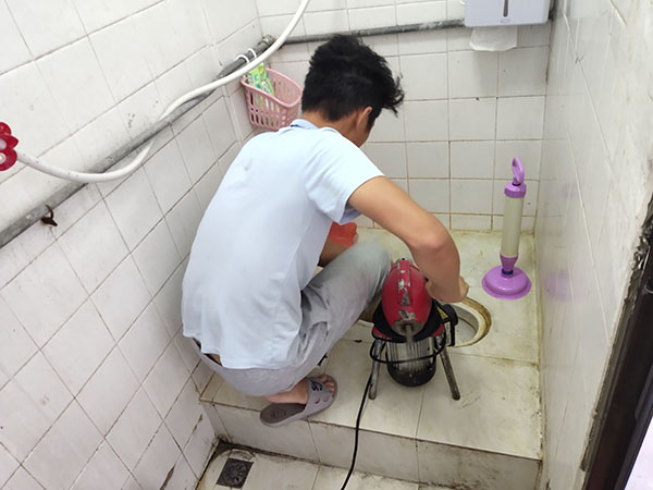 芦淞管道堵塞冒臭气 专业师傅现场解决问题