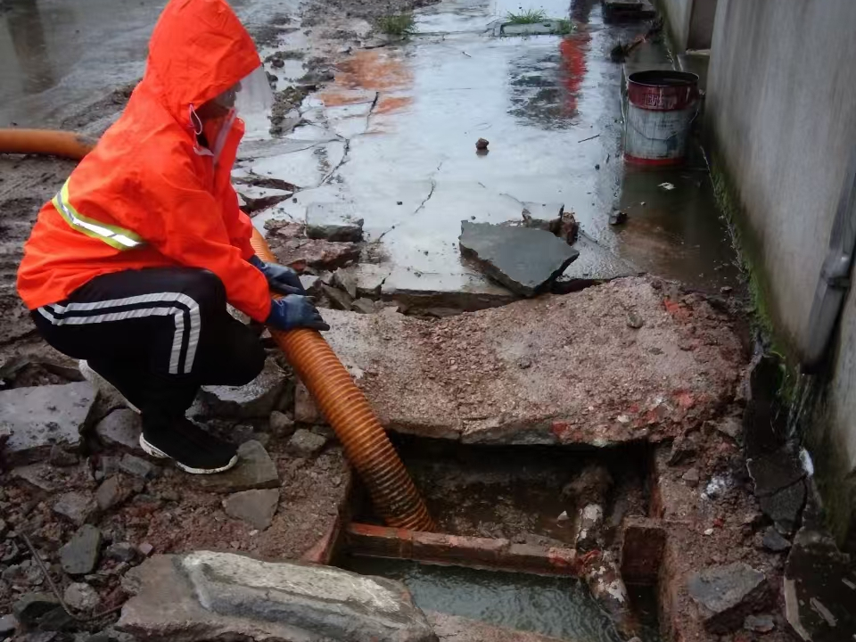 芦淞专业清理污水池 炜誉市政以规范流程守护城市 “肠道”