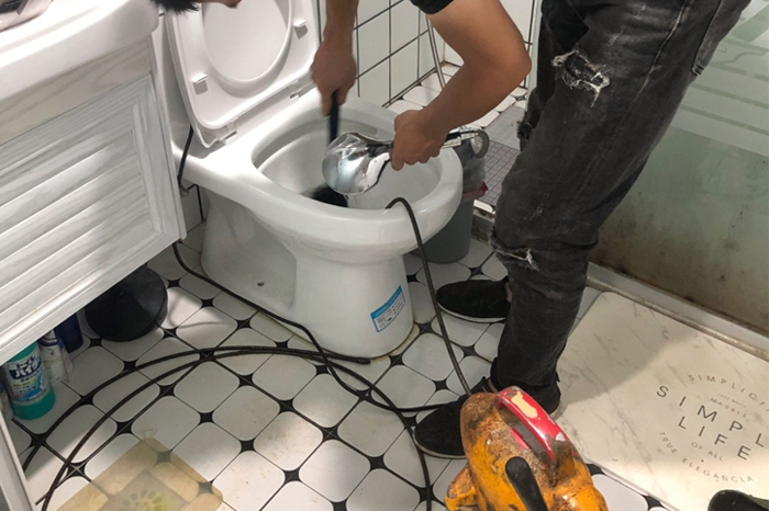 芦淞马桶堵塞自己疏通还是找师傅?专业上门服务让你省时更省心